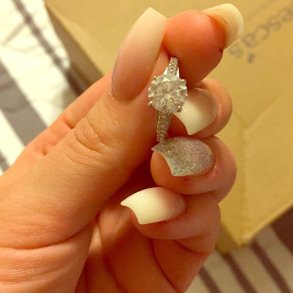 White gold cubic zirconia ring